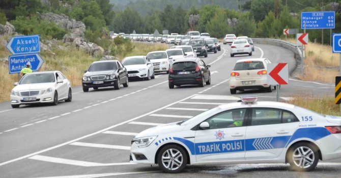 Tatilcilerin dönüş yolunda trafik yoğunluğu