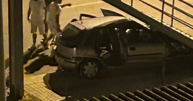 Mersin’de otomobil üst geçide çarptı: 6 yaralı