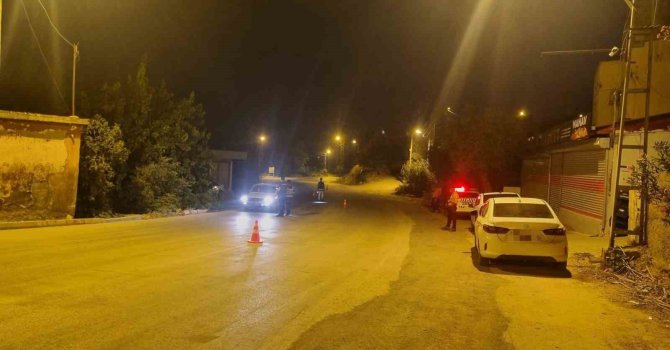 Aranan 2 şahıs yakalanıp cezaevine teslim edildi