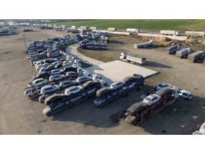 Uzak Doğu’dan getirilen yüzlerce ikinci el araç tırlarla Suriye’ye taşınıyor