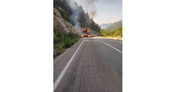 Saman yüklü araç alev alev yandı
