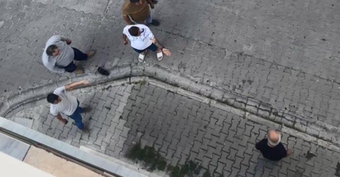 Sokakta eşini bıçakla rehin aldı, vatandaş tek hamleyle kurtardı: O anlar kamerada