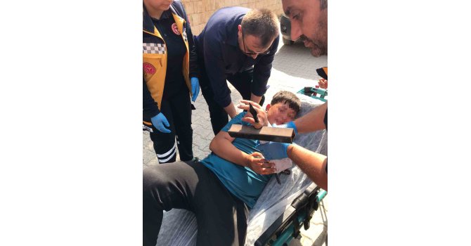 Korku dolu anlar, çocuğun eline demir saplandı