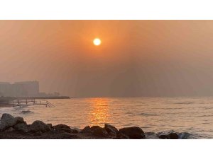 Akdeniz’de gün doğumuyla oluşan yakamoz mest etti