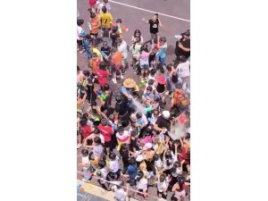 Sıcaktan bunalan öğrenciler su savaşıyla serinledi, ortaya renkli görüntüler çıktı