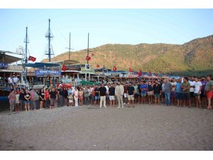 Sahile yanaşamayan tur tekneleri kornalı eylem yaptı