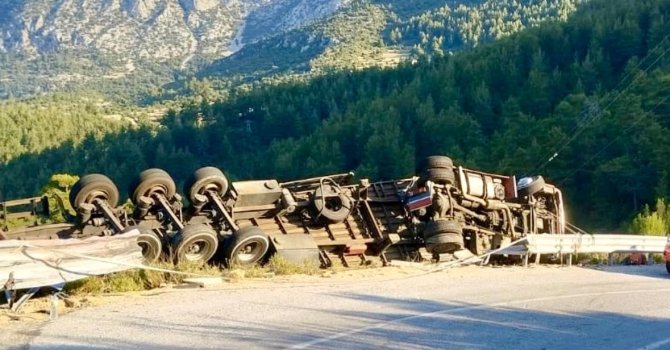 Antalya’da demir profil yüklü tır devrildi: 1 ölü