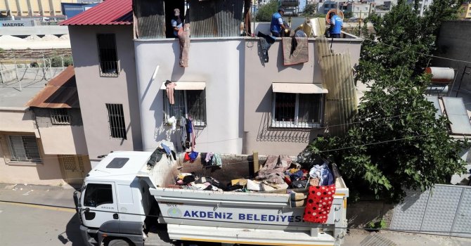 Mersin’de bir evden 2 kamyon çöp çıkarıldı