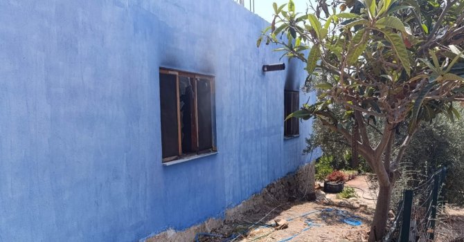 Evde yangın çıktı, yaşlı adam son anda kurtarıldı