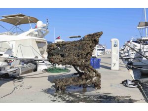 Mersin’de denizden çıkarılan çöpler sahilde sergilendi: Alışveriş arabası bile var