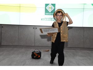 Öğrenciler atık malzemelerden tasarladıkları kıyafetlerle defile düzenledi