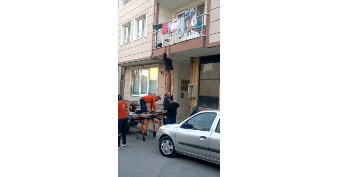 Doğalgazla intihar teşebbüsünü ihbar etti, balkondan atlayıp canına kıymaya kalktı
