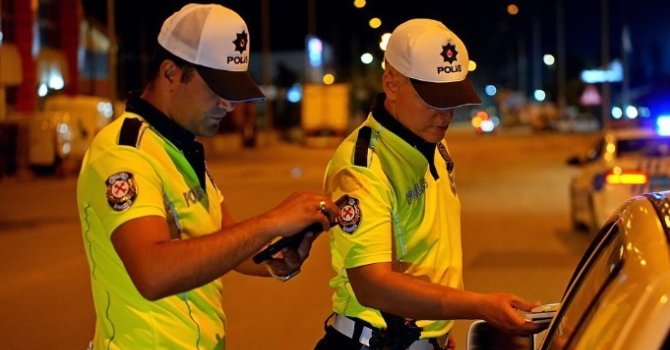 Isparta’da gece denetimi: 1 saatte 117 kişi kontrol edildi