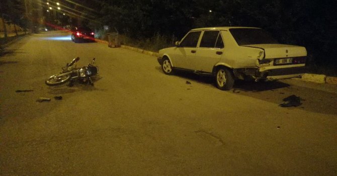 Yalvaç’ta park halindeki araca çarpan 17 yaşındaki motosiklet sürücüsü ağır yaralandı