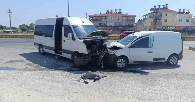 Manavgat’ta tur aracı hafif ticari araçla kafa kafaya çarpıştı: 6 yaralı