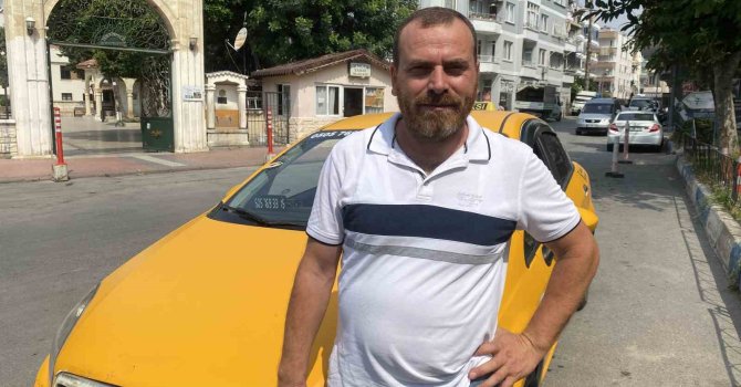 Günün kahramanı taksici: Caddeyi geçip insanların üzerine giden otomobili durdurdu