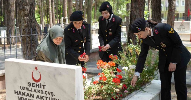 Jandarma Teşkilatı’nın 186. kuruluş yıl dönümünde şehit mezarlarına karanfil bırakıldı