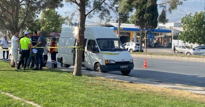 Park halindeki minibüste ceset bulundu