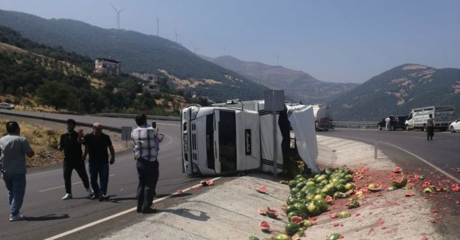 Karpuz yüklü kamyon devrildi: 1 yaralı