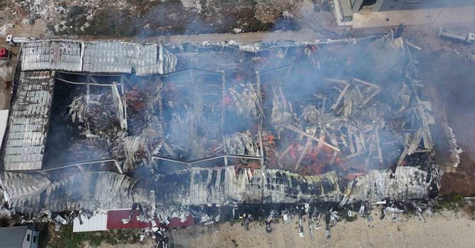 Pamuk deposundaki yangın kontrol altına alındı:Son durum havadan görüntülendi