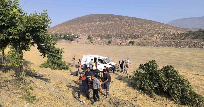 Kırıkhan’da tarlaya uçan kamyonetteki 2 kişi yaralandı