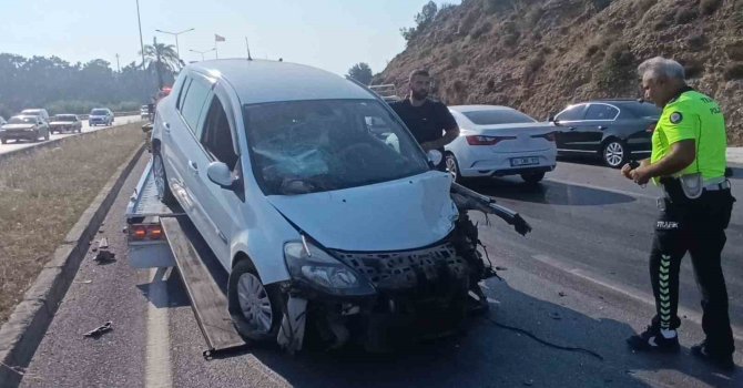 Aynı istikametteki araca çarptıktan sonra Karşı şeride geçip tur aracına çarptı: 3 yaralı