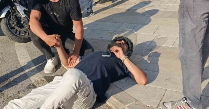 Başını kaldırıma çarpan motosikletli kask sayesinde kazayı ucuz atlattı