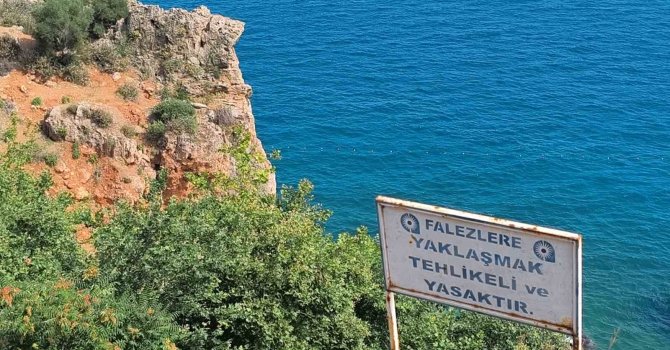 Çit ve uyarı tabelasını dikkate almayıp falezlere çıkan gençler ölüm atlayışları yapıyor
