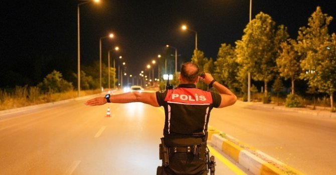Isparta’da 1 saatlik asayiş uygulamasında 16 sürücüye ceza