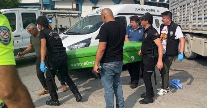 Yolun karşısına geçerken tırın çarptığı kadın hayatını kaybetti