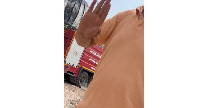 Yangında görev yapan gazetecilere, müdahele girişimi kameraya yansıdı