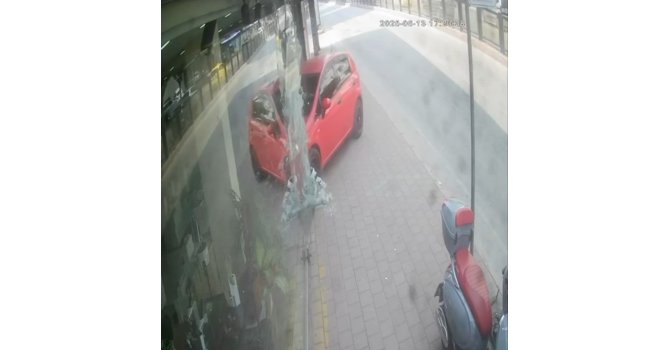 Otomobilin mağazaya daldığı anlar kamerada