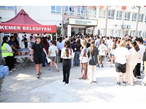 Kemer Belediyesinden LGS’ye giren öğrencilere su ve şeker