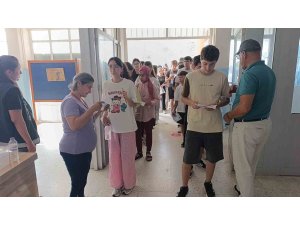 Manavgat’ta LGS heyecanı: Veliler dua etti, öğrenciler ter döktü