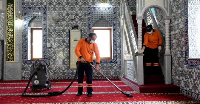 Camiler dezenfekte edildi