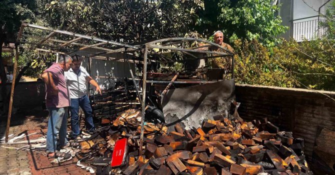 Apartman arkasındaki odunlukta çıkan yangın, mahalleliyi sokağa döktü