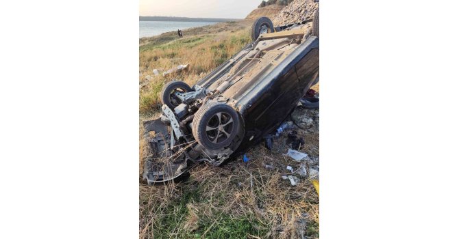 Baraj kenarına uçan otomobildeki 3 kişi yaralandı