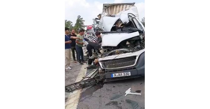 Karavan minibüs kamyonete çarptı: 1 ölü, 1 yaralı