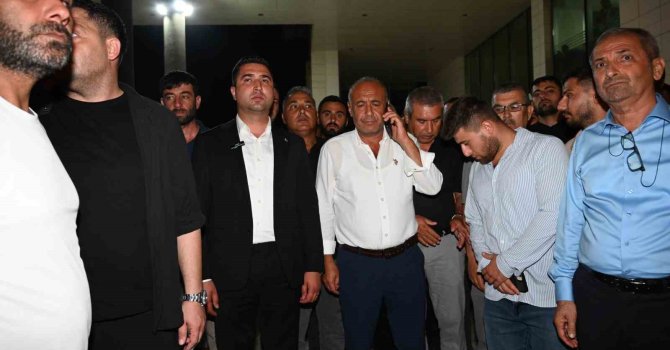 Osmaniye’de belediye binasına taşlı saldırı