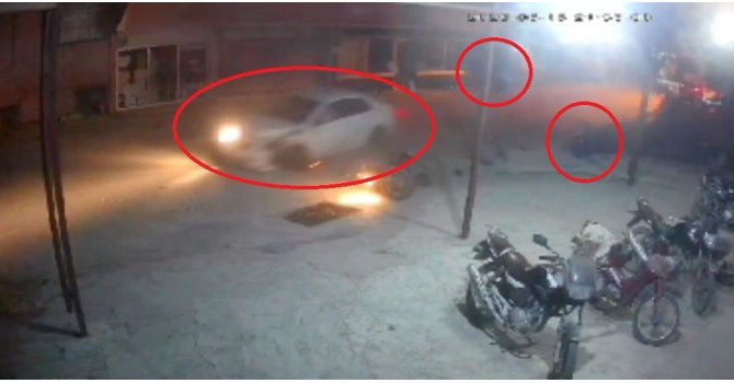 Otomobil karşı yönden gelen 2 motosikleti biçti