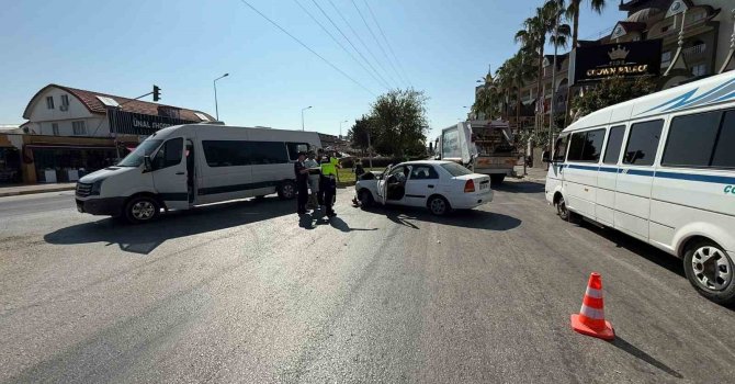 Manavgat’ta otomobil tur aracına çarptı: 5 yaralı