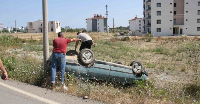 Serik’te otomobil şarampole yuvarlandı, sürücü ve 13 yaşındaki çocuğu yaralandı
