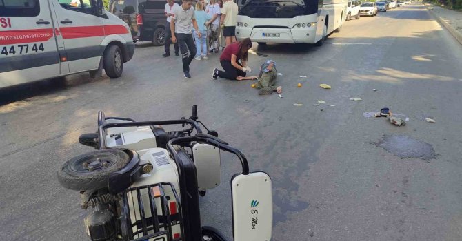Serik’te otobüs ile elektrikli motosiklet çarpıştı: 2 yaralı