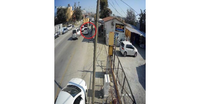 Emniyet şeridi ihlaliyle gelen kazayı yaya kıl payı atlattı