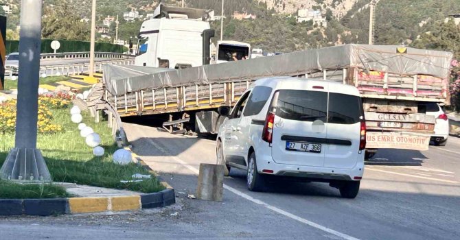 Hatay’da seyir halindeki tırın dorsesi çıktı