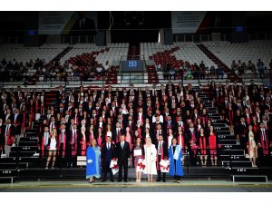 AÜ’de 289 hekim coşkuyla mezun oldu