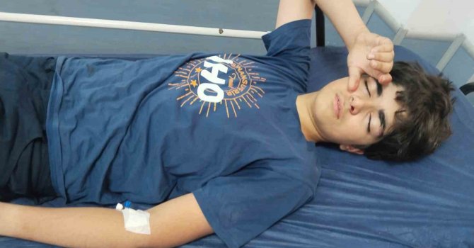 Voleybol filesine takılan öğrenci ölümden döndü: O anlar kamerada