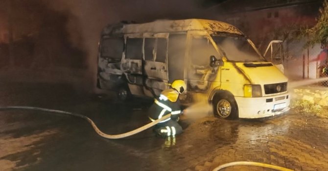 Bucak’ta minibüs alevlere teslim oldu