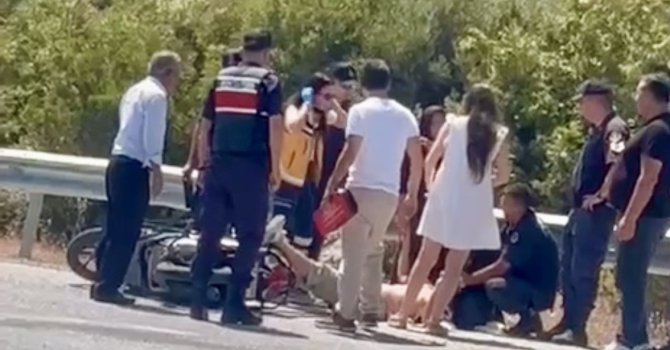 Antalya’da motosiklet devrildi, sürücü yaralandı