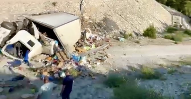 Antalya’da yoldan çıkan kamyon boş alana yuvarlandı: Sürücüsü ağır yaralandı